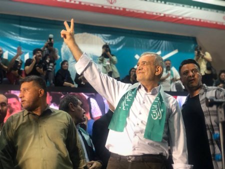 در همایش انتخاباتی در ورزشگاه شیرودی؛ پزشکیان: با خواهران برخورد غیرمنصفانه نمی‌کنم/جلوی اخراج اساتید را می‌گیرم